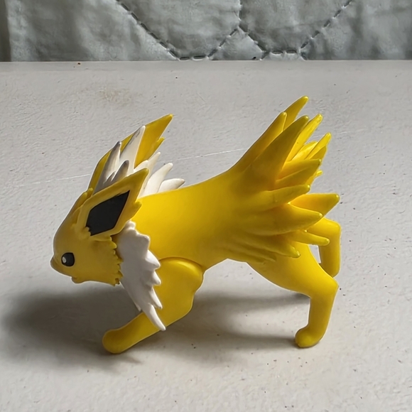 Pokemon Other - POKEMON JOLTEON Yellow and White Collectible Figure